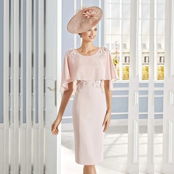 2021 Шифоновые очаровательные бледно-розовые короткие платья для матери невесты длиной до колен с шалью, Свадебные платья для гостей с украшениями на шее и цветами