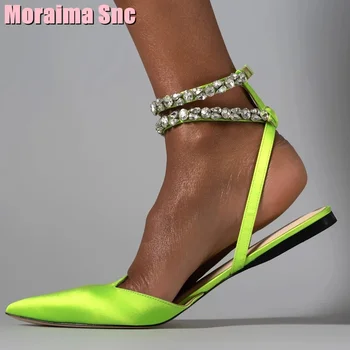 Атласные босоножки со стразами с острым носком на плоской подошве и ремешком с пряжкой на щиколотке, Флуоресцентная зеленая однотонная женская обувь, Летняя мода 2023, горячая распродажа