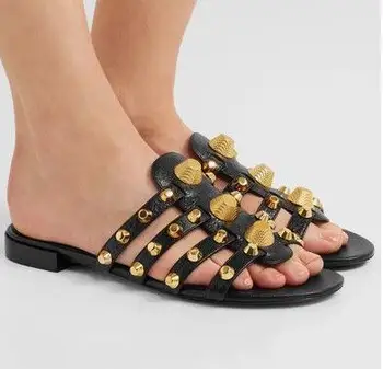 Новая повседневная пляжная модельная обувь, Женские Высококачественные сандалии на плоской подошве с заклепками, украшенные заклепками, Сандалии Большого размера 42